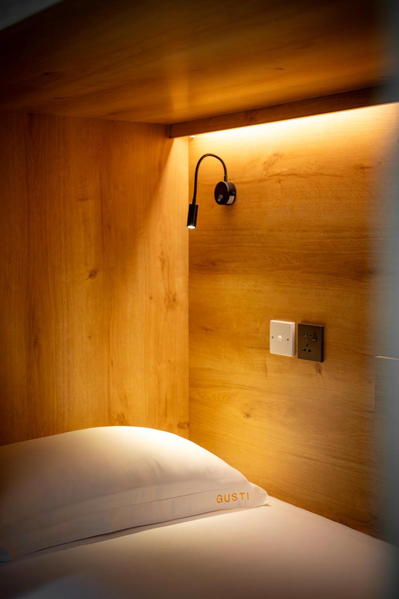 Gusti Hostel *